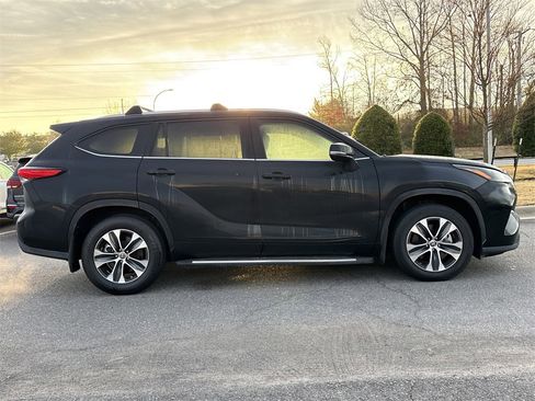 Used 2022 Toyota Highlander XLE image 2