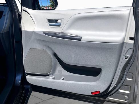 Used 2018 Toyota Sienna LE FWD image 22