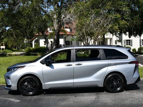 Used 2025 Toyota Sienna XSE image 29