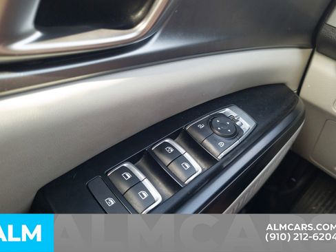 Used 2024 Kia Carnival LX image 11