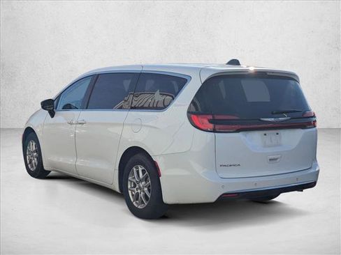 Used 2024 Chrysler Pacifica Touring-L image 7