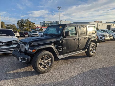 Used 2018 Jeep Wrangler Unlimited Sahara image 2
