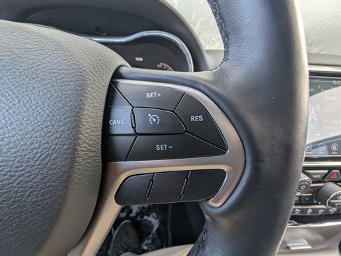 Used 2019 Jeep Grand Cherokee Limited image 19