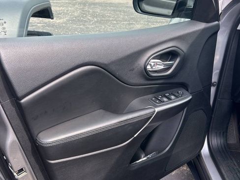 Used 2019 Jeep Cherokee Latitude w/ Popular Appearance Group FWD image 24