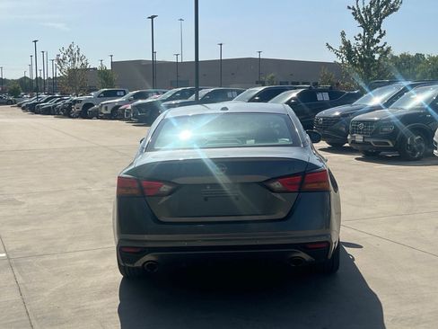 Used 2023 Nissan Altima 2.5 SL FWD image 11