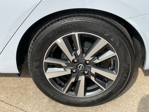 Used 2025 Nissan Versa SV image 8