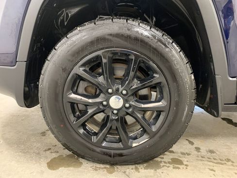 Used 2014 Jeep Cherokee Latitude w/ Cold Weather Group image 2