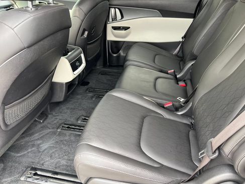 Used 2023 Kia Carnival LX FWD image 12