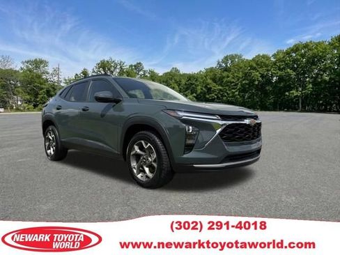 Used 2025 Chevrolet Trax LT FWD image 1