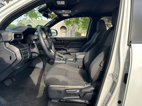 Used 2025 Toyota 4Runner SR5 AWD/4WD image 16