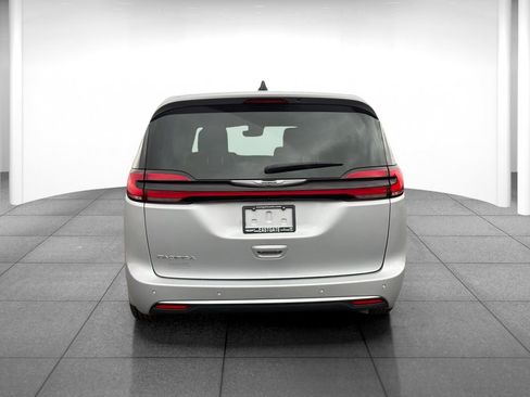 Used 2024 Chrysler Pacifica Touring-L FWD image 6