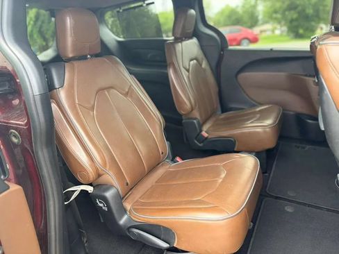 Used 2017 Chrysler Pacifica Limited w/ UConnect Theater Package FWD image 19