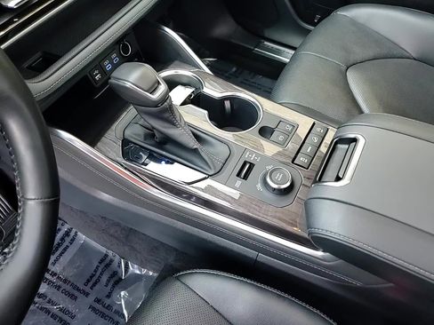 Used 2022 Toyota Highlander Platinum image 18