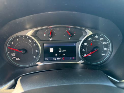 Used 2019 Chevrolet Equinox LT w/ Sun & Navigation Package image 10