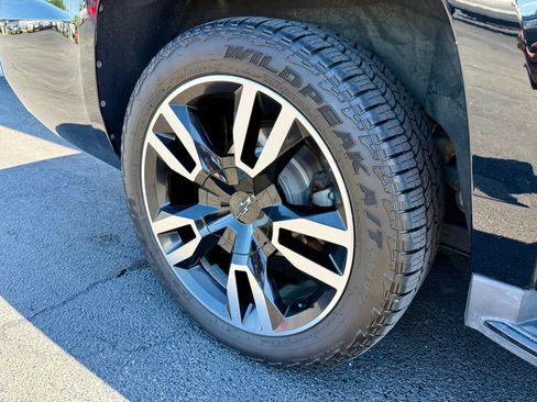 Used 2019 Chevrolet Suburban Premier AWD/4WD image 16