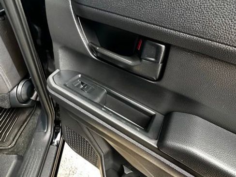 Used 2025 Toyota Tacoma SR5 AWD/4WD image 17