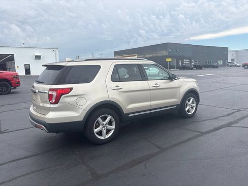 Used 2017 Ford Explorer XLT w/ Equipment Group 202A AWD/4WD image 11