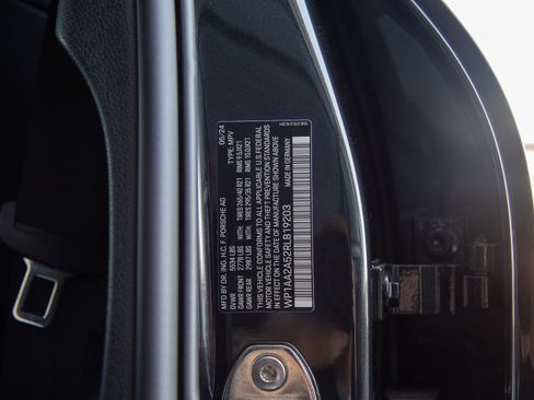Certified 2024 Porsche Macan AWD/4WD image 29