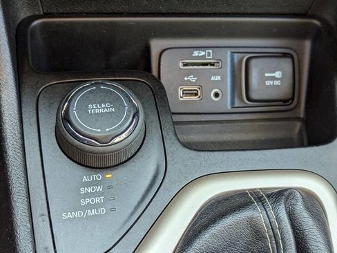 Used 2018 Jeep Cherokee Limited image 25