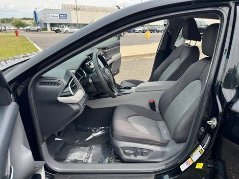 Used 2018 Toyota Camry LE FWD image 9