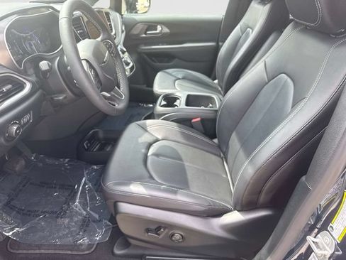 Used 2025 Chrysler Pacifica Select AWD/4WD image 14