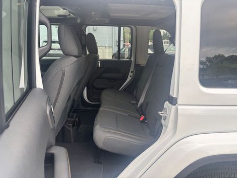 Used 2025 Jeep Wrangler Unlimited Sahara AWD/4WD image 21
