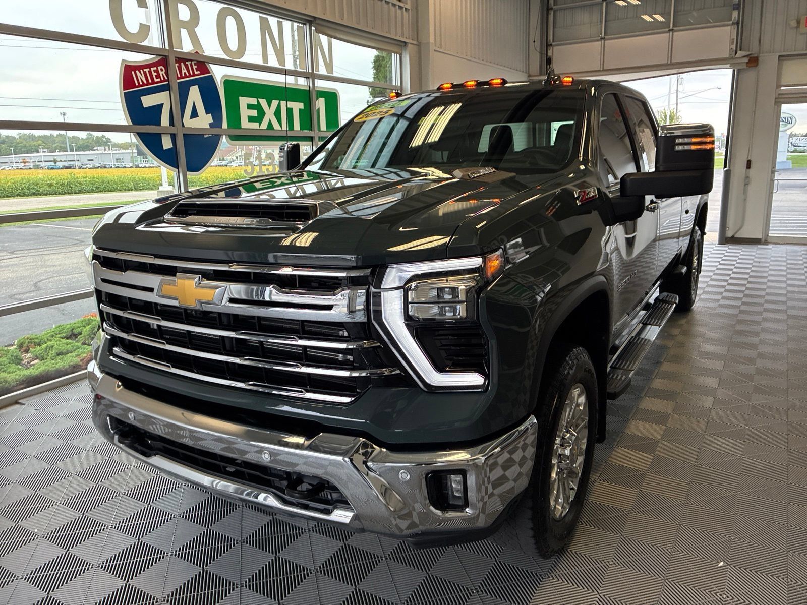 Used 2025 Chevrolet Silverado 3500 LTZ AWD/4WD image 3