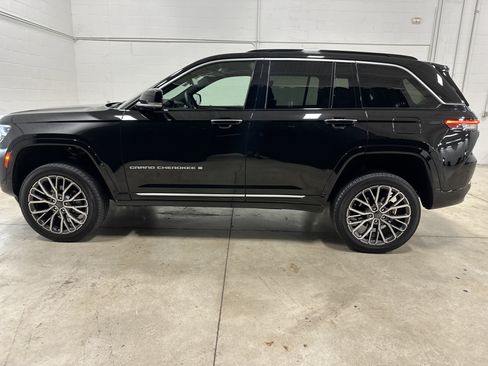 Used 2024 Jeep Grand Cherokee Summit AWD/4WD image 7
