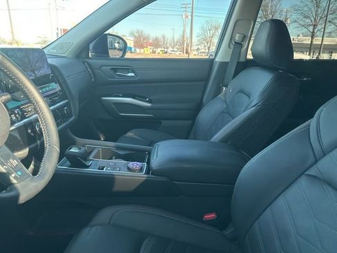 Used 2025 Nissan Pathfinder Platinum image 8