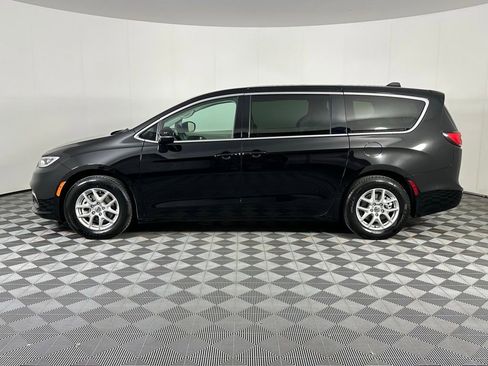 Used 2024 Chrysler Pacifica Touring-L image 16