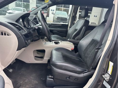 Used 2016 Dodge Grand Caravan SXT image 12