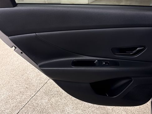 Used 2025 Hyundai Elantra Limited image 11