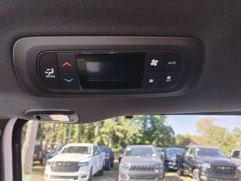 New 2026 Chrysler Pacifica Select image 17