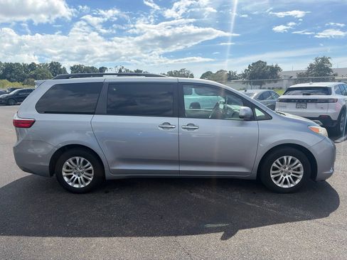 Used 2017 Toyota Sienna XLE FWD image 8