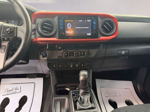 Used 2018 Toyota Tacoma TRD Sport image 11