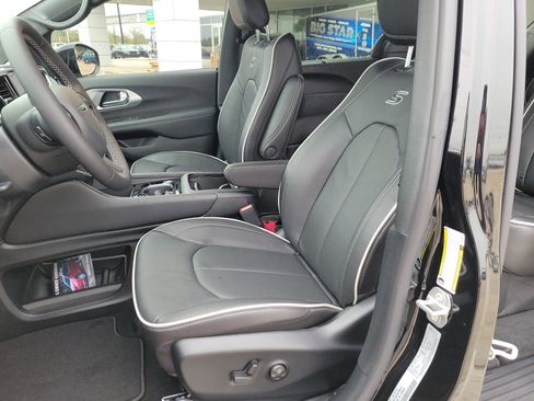 New 2026 Chrysler Pacifica Limited image 14
