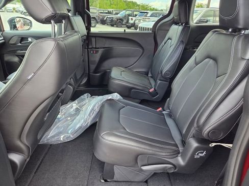 New 2026 Chrysler Pacifica Select image 5