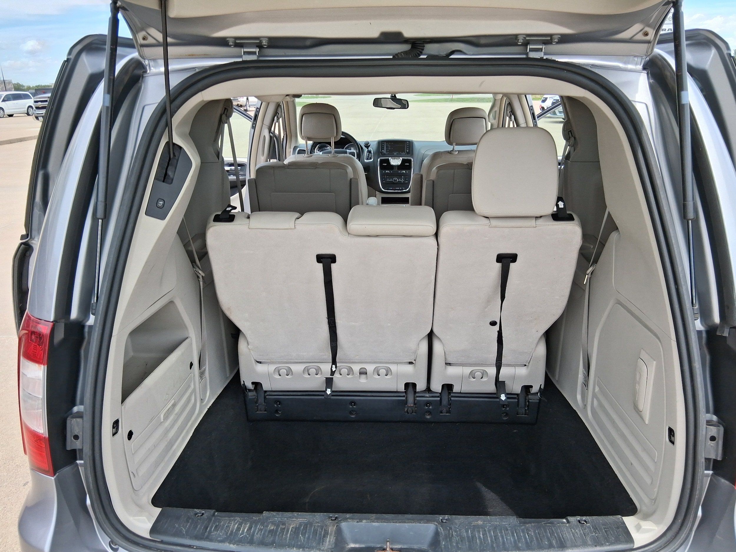 Used 2013 Chrysler Town & Country Touring FWD image 17