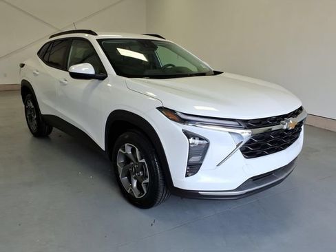 Used 2024 Chevrolet Trax LT FWD image 1