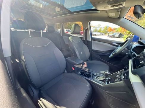 Certified 2023 Volkswagen Taos SE w/ Panoramic Sunroof Package image 24
