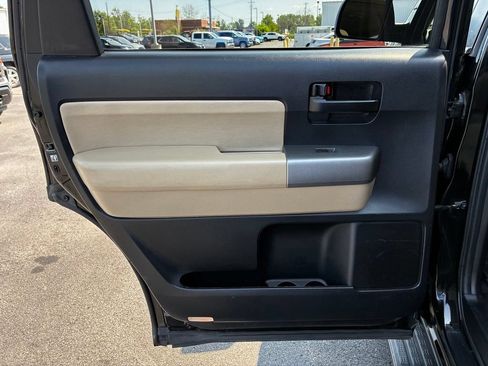 Used 2017 Toyota Sequoia SR5 AWD/4WD image 32