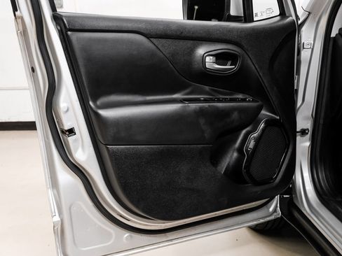 Used 2017 Jeep Renegade Altitude image 44