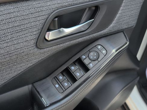 Used 2023 Nissan Rogue SV AWD/4WD image 16