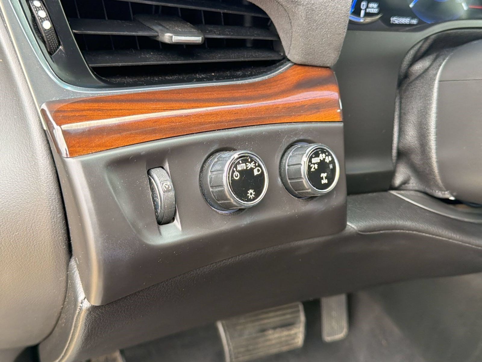 Used 2018 Cadillac Escalade ESV Luxury AWD/4WD image 26