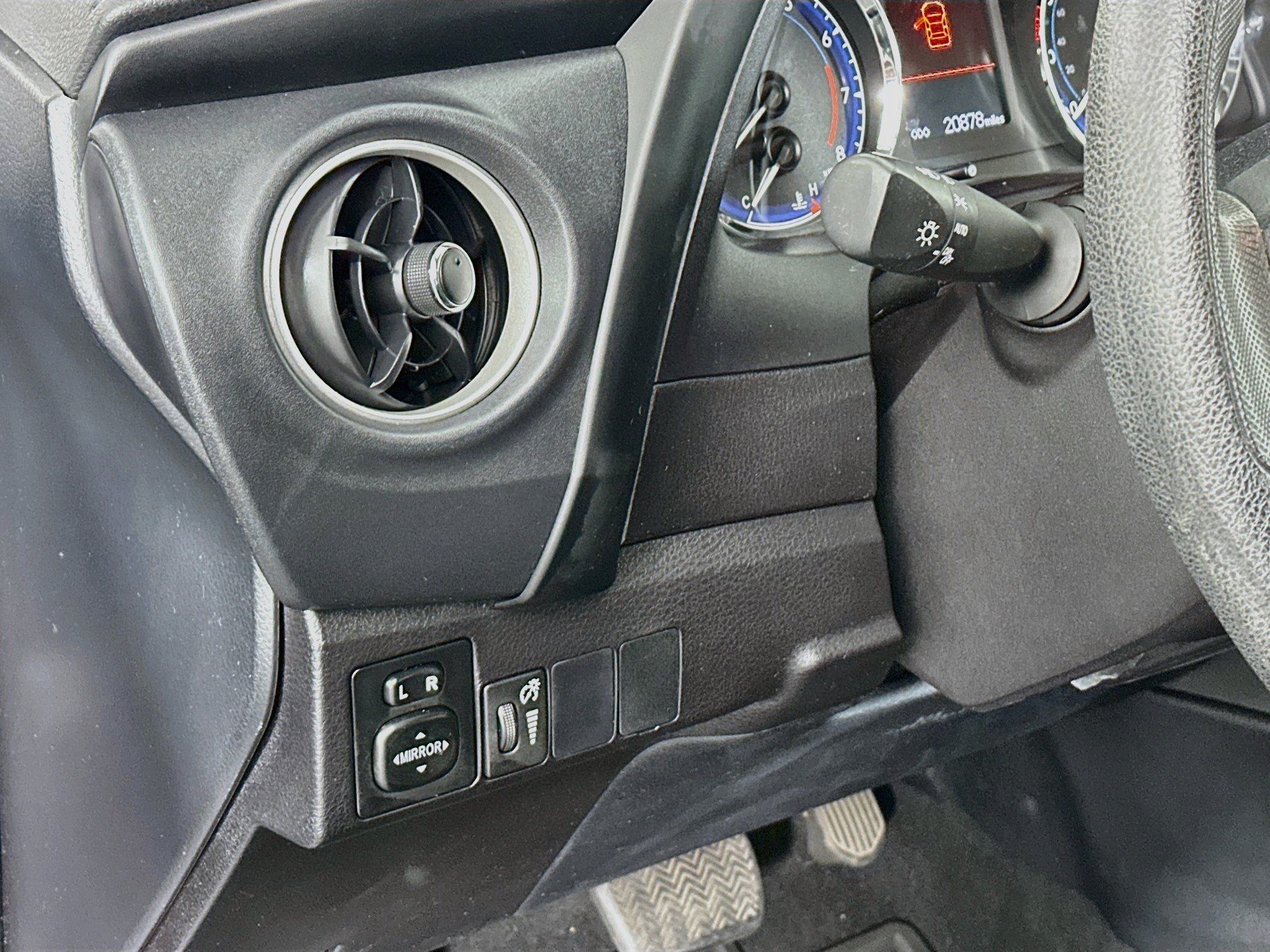 Used 2019 Toyota Corolla LE FWD image 16