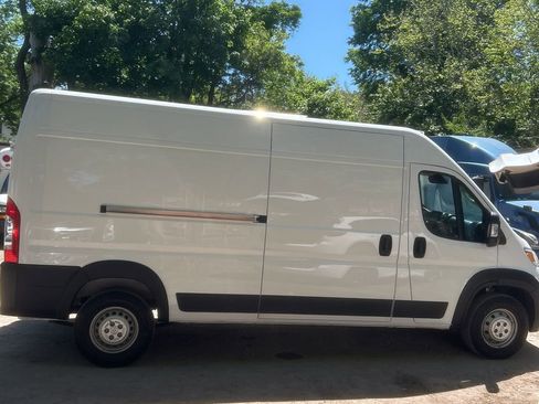 Used 2024 RAM ProMaster 2500 w/ Convenience Group FWD image 3