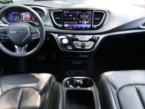 Used 2025 Chrysler Pacifica Select FWD image 14