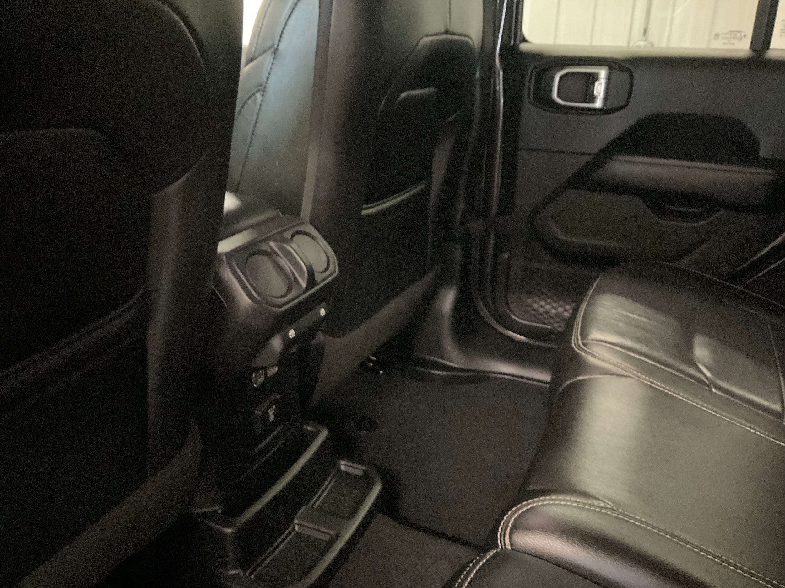 Used 2018 Jeep Wrangler Unlimited Sahara AWD/4WD image 21