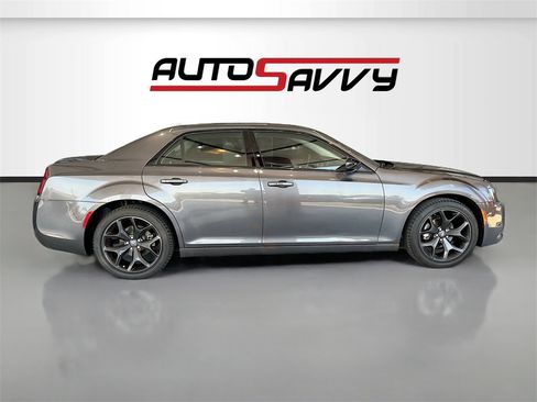 Used 2022 Chrysler 300 Touring w/ Sport Appearance Package image 8