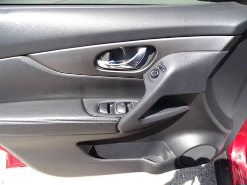 Used 2015 Nissan Rogue AWD w/ SV Moonroof Package image 16